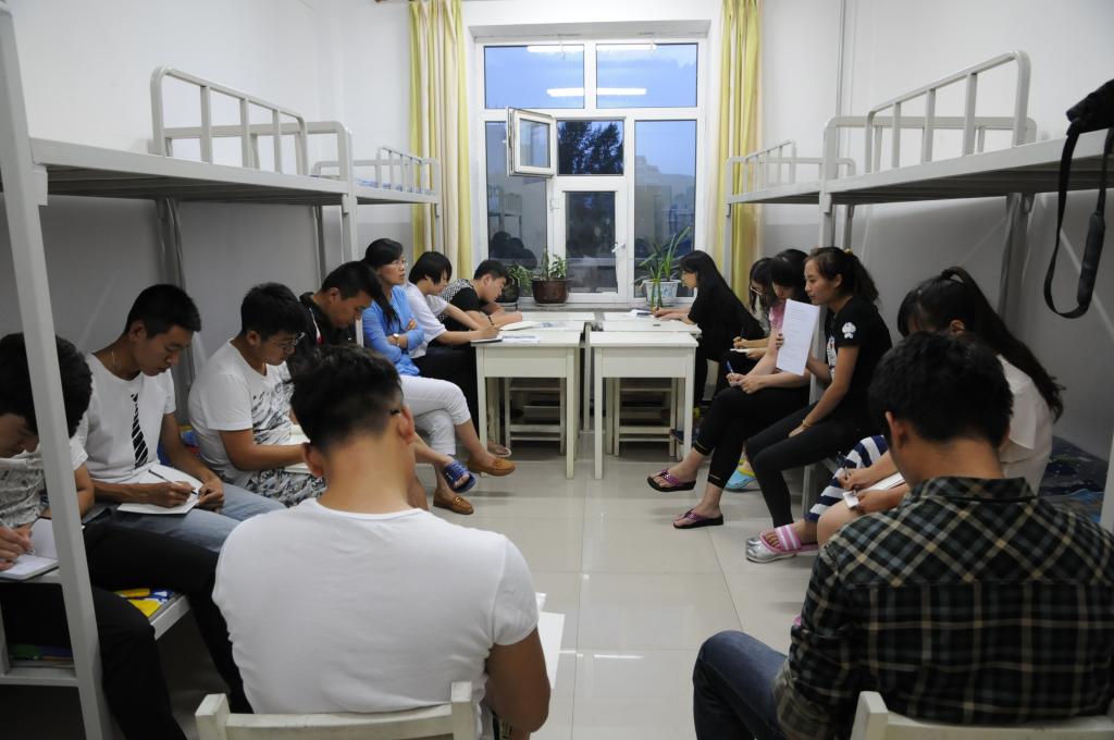 急需一个大学生暑假三下乡的口号、主题、队名