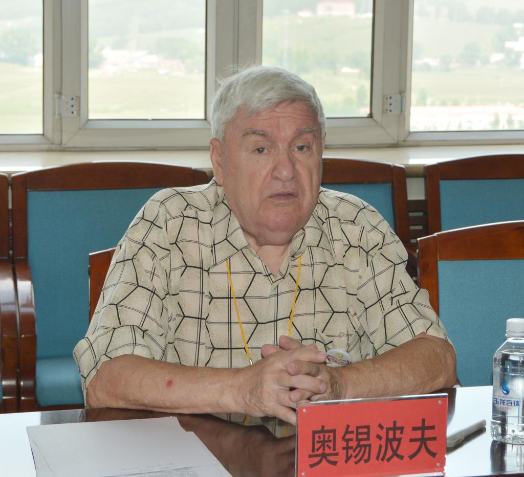 仪式上,副校长杨敬民首先对尤里先生出席本次活动表示感谢,并高度评价