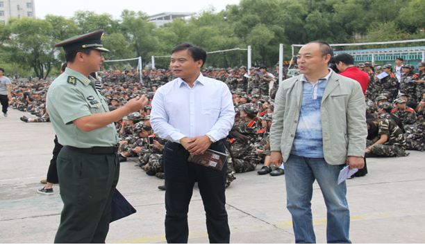 副校长吕桂军赴军训现场慰问