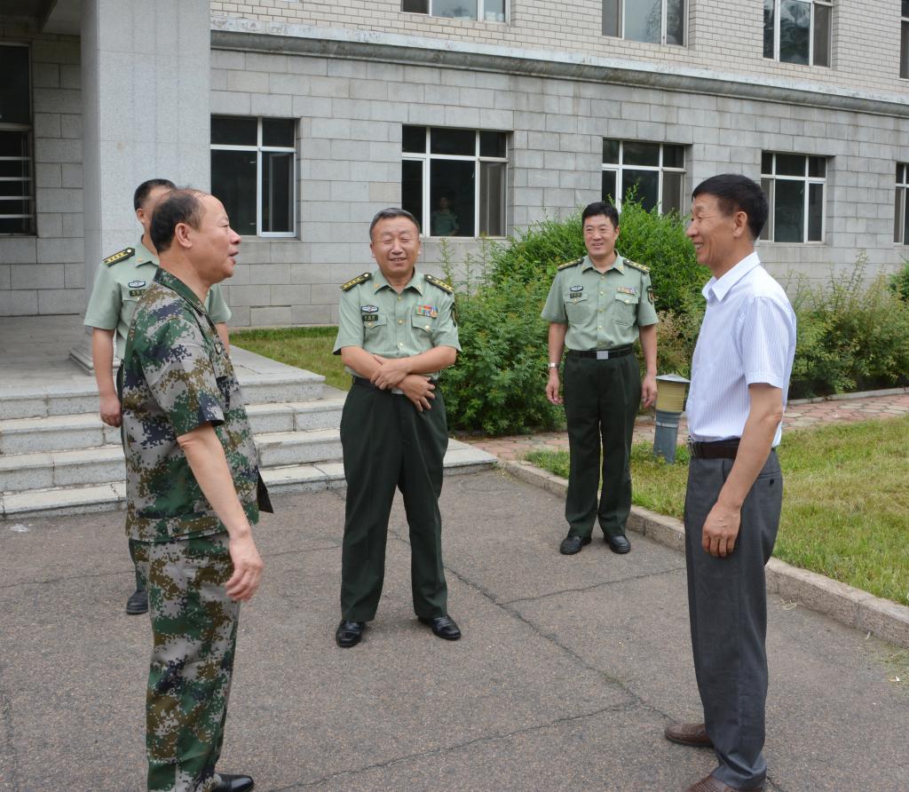 校领导在"八一"建军节前夕走访慰问驻牡部队