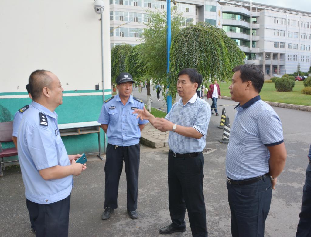 校党委书记王育伟,副校长吕桂军到南门检查指导工作