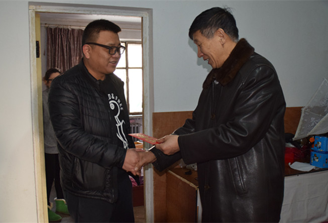 党委副书记杨春文(右一)慰问体育科学学院吕东明(左一)