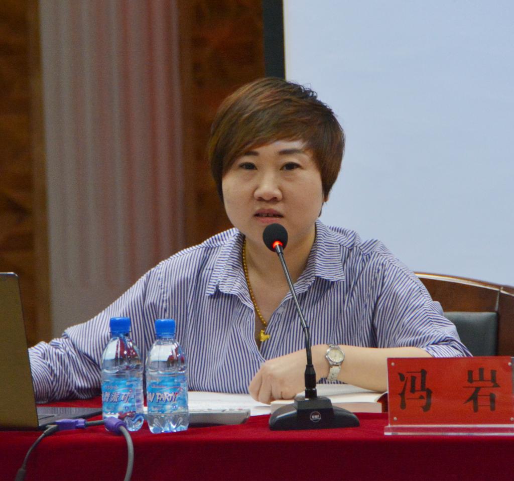 文学院副教授冯岩做专题辅导